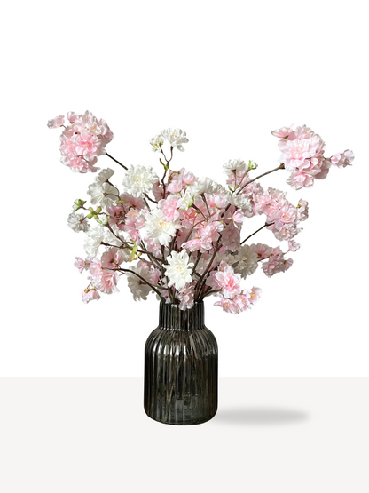 Bloesems in roze en wit in donkere ribbel vaas