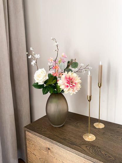 kleurrijk zijden boeket in ribbel vaas met kaarsen 