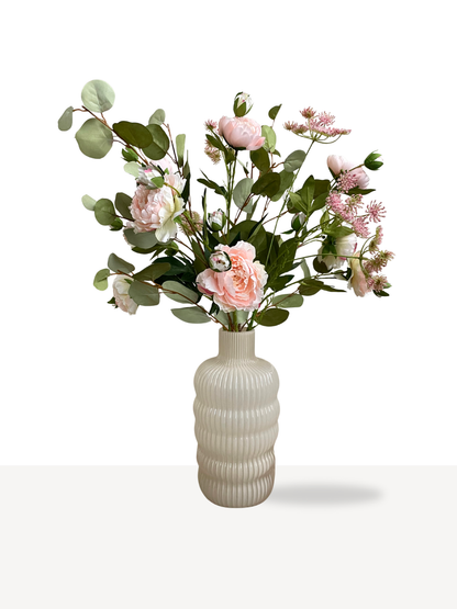Roze en groene kleurig zijden boeket in creme vaas