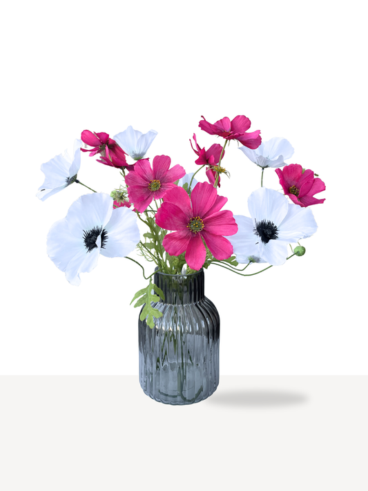 Ribbel vaas met witte en roze bloemen