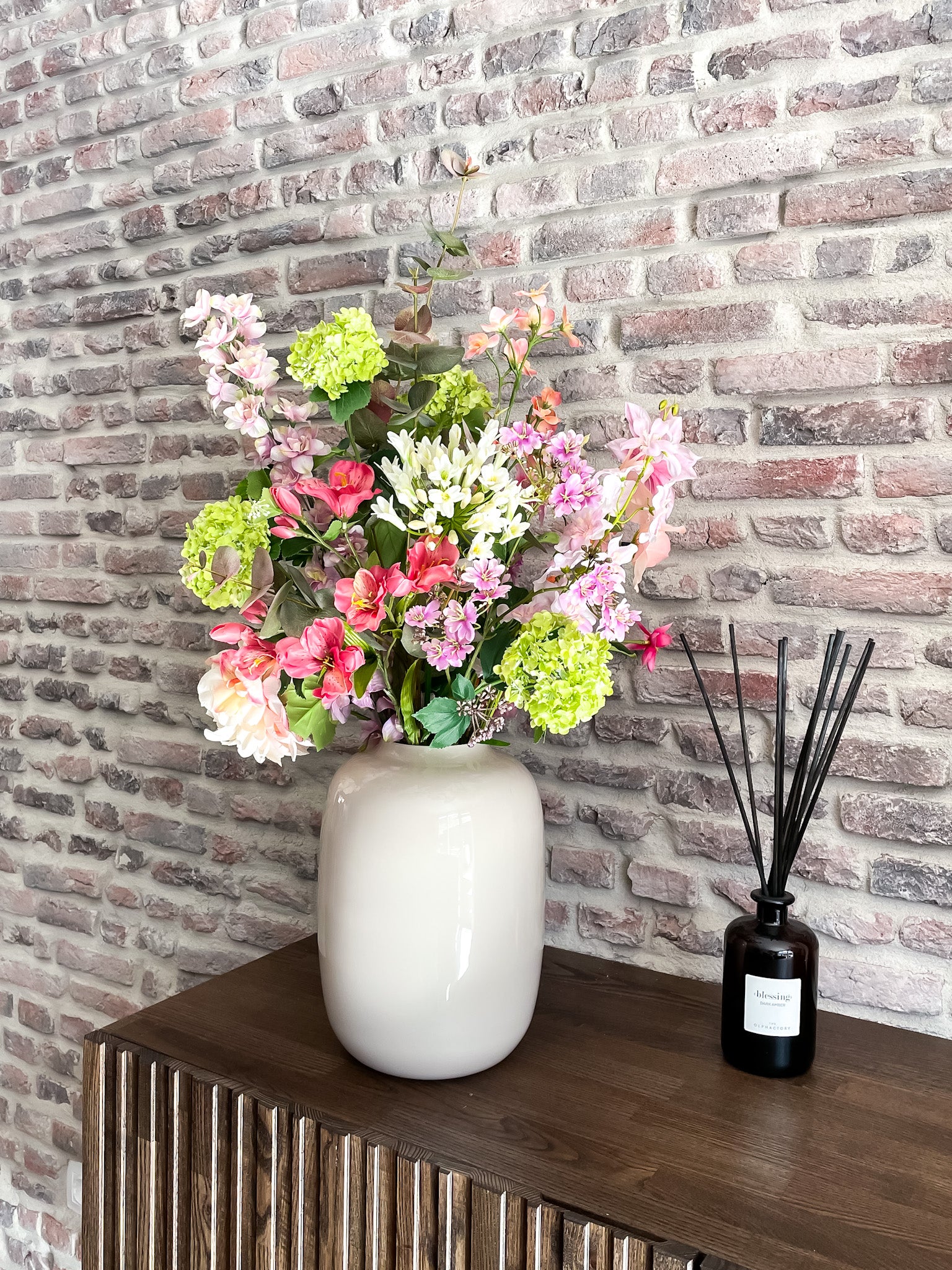 zijden boeket met veel kleur in glanzende beige vaas