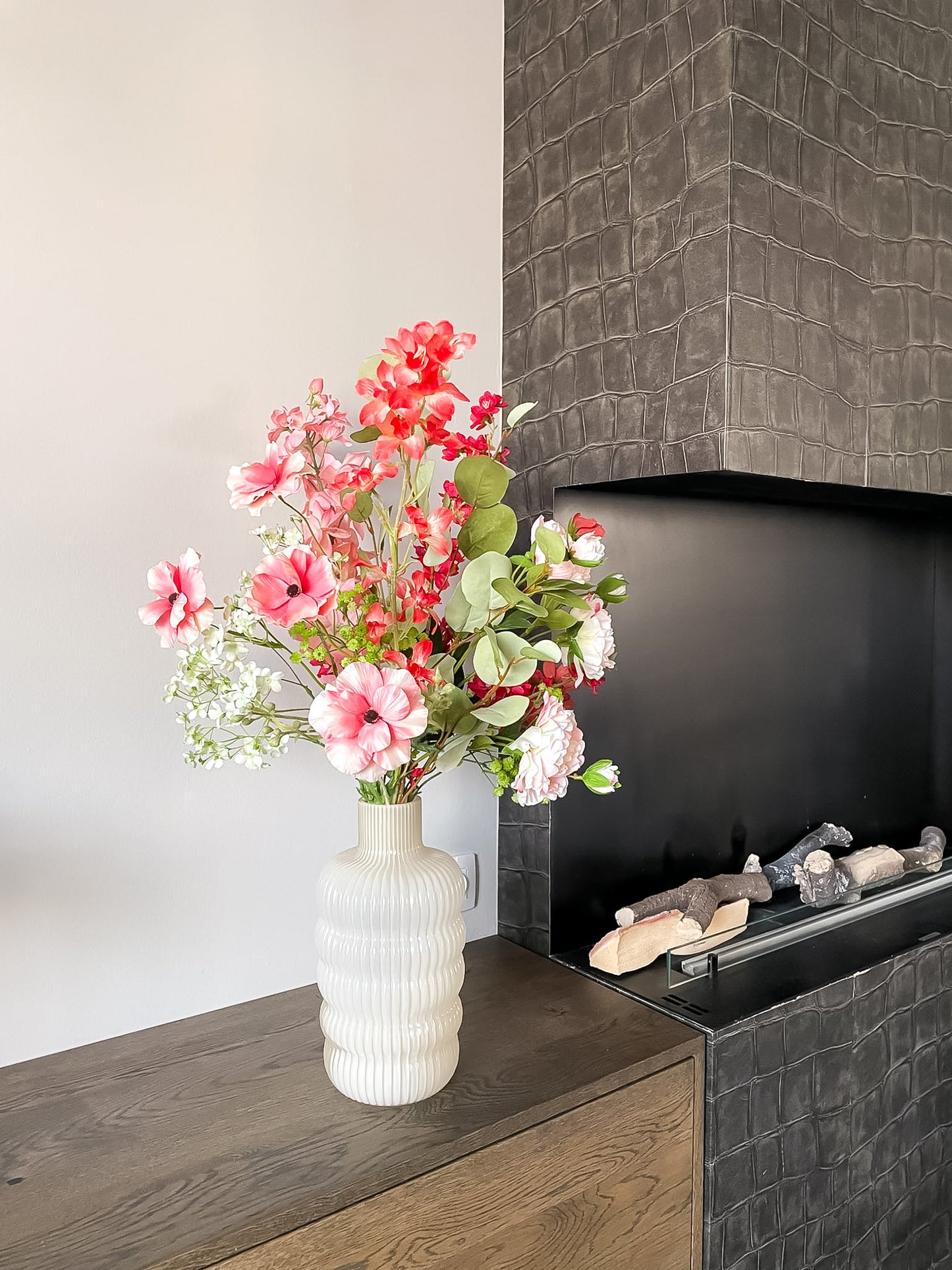 boeket van zijden bloemen met frisse kleuren