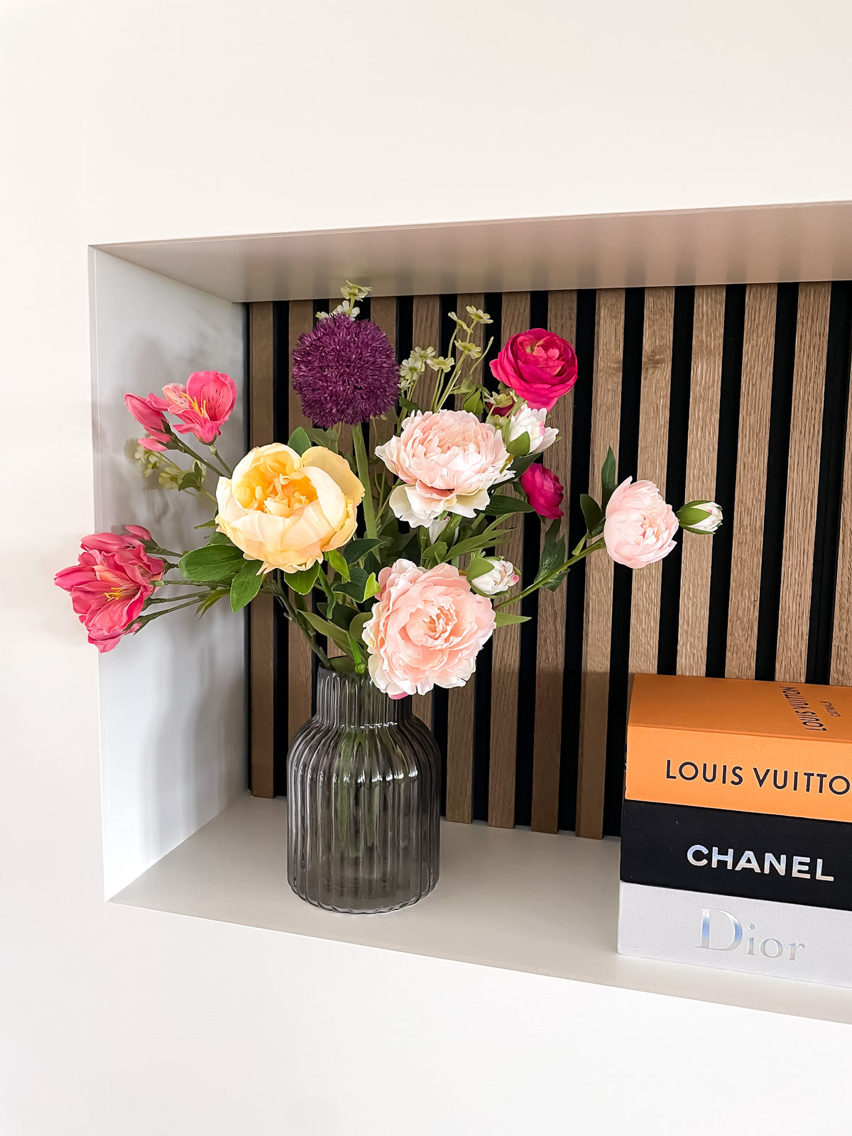 zwarte ribbel vaas met kleurrijk boeket 