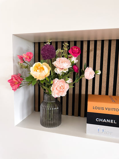 zwarte ribbel vaas met kleurrijk boeket 