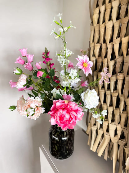 zwart vaas met roze, groen zijden boeket