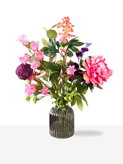 kleurrijk boeket in zwarte ribbel vaas