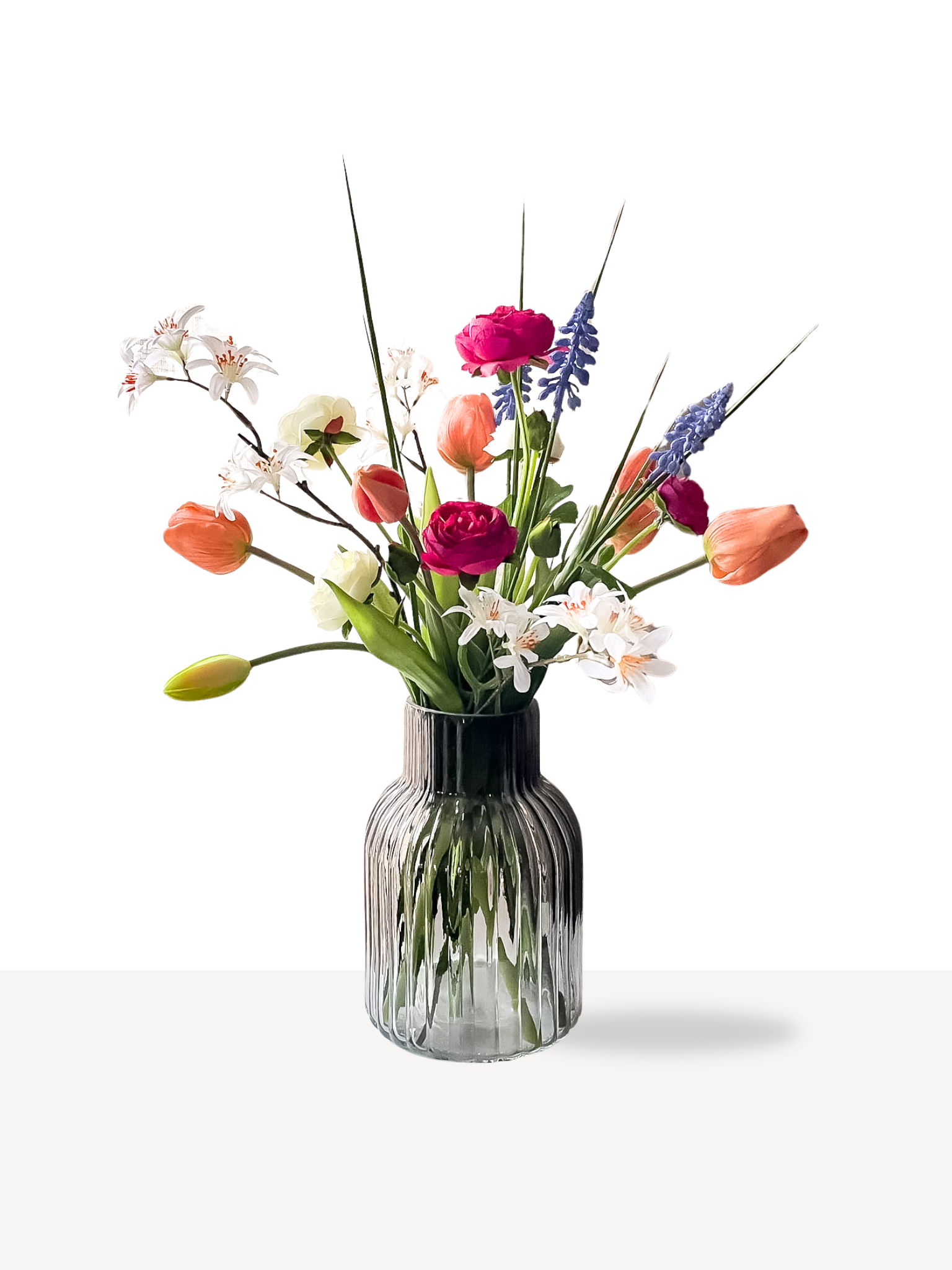 kleurrijk zijden tulpen boeket in Smokey vaas